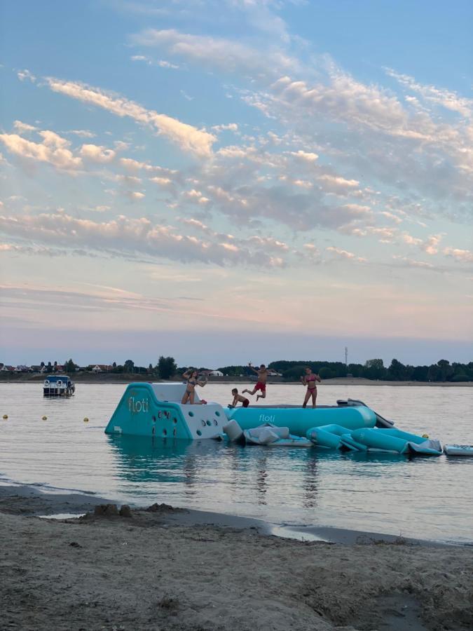 Luxus Cube Ferienhaus Chalet Am See Mit Schwimmbad In Lathum Nl エクステリア 写真